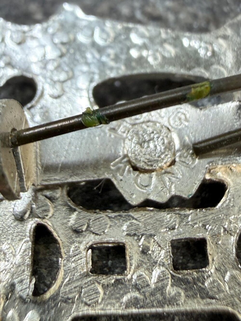 Vintage Silver Tone Sewing Machine Pin C Clasp 1" X 1" - Picture 5 of 6